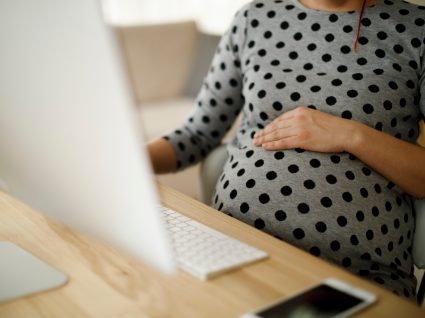 grávida a pesquisar sobre o despedimento durante a gravidez