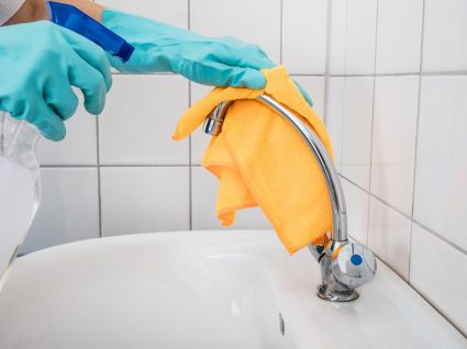 Limpeza da casa de banho com bicarbonato
