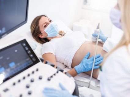 grávida em consulta pré-natal a fazer ecografia de máscara