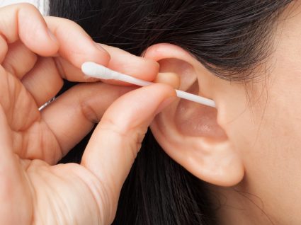 Mulher a usar cotonetes para o ouvido