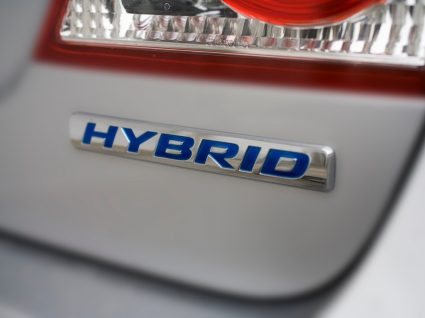 close-up na designação Hybrid para representar carros híbridos mais baratos no mercado