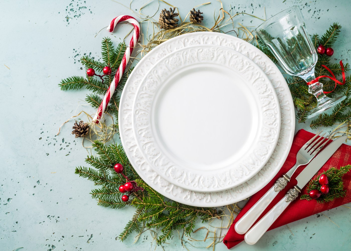 15 truques baratos para decorar uma mesa de Natal simples e bonita