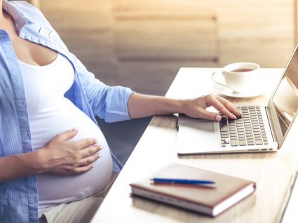 subsidio parental mulher gravida a trabalhar ao computador