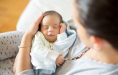mãe com recém-nascido a aproveitar o subsídio de maternidade