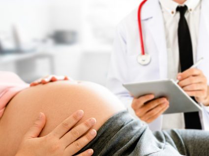 grávida no médico a pedir atestado para subsídio por interrupção da gravidez