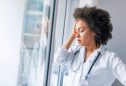 médica a sofrer de síndrome de burnout