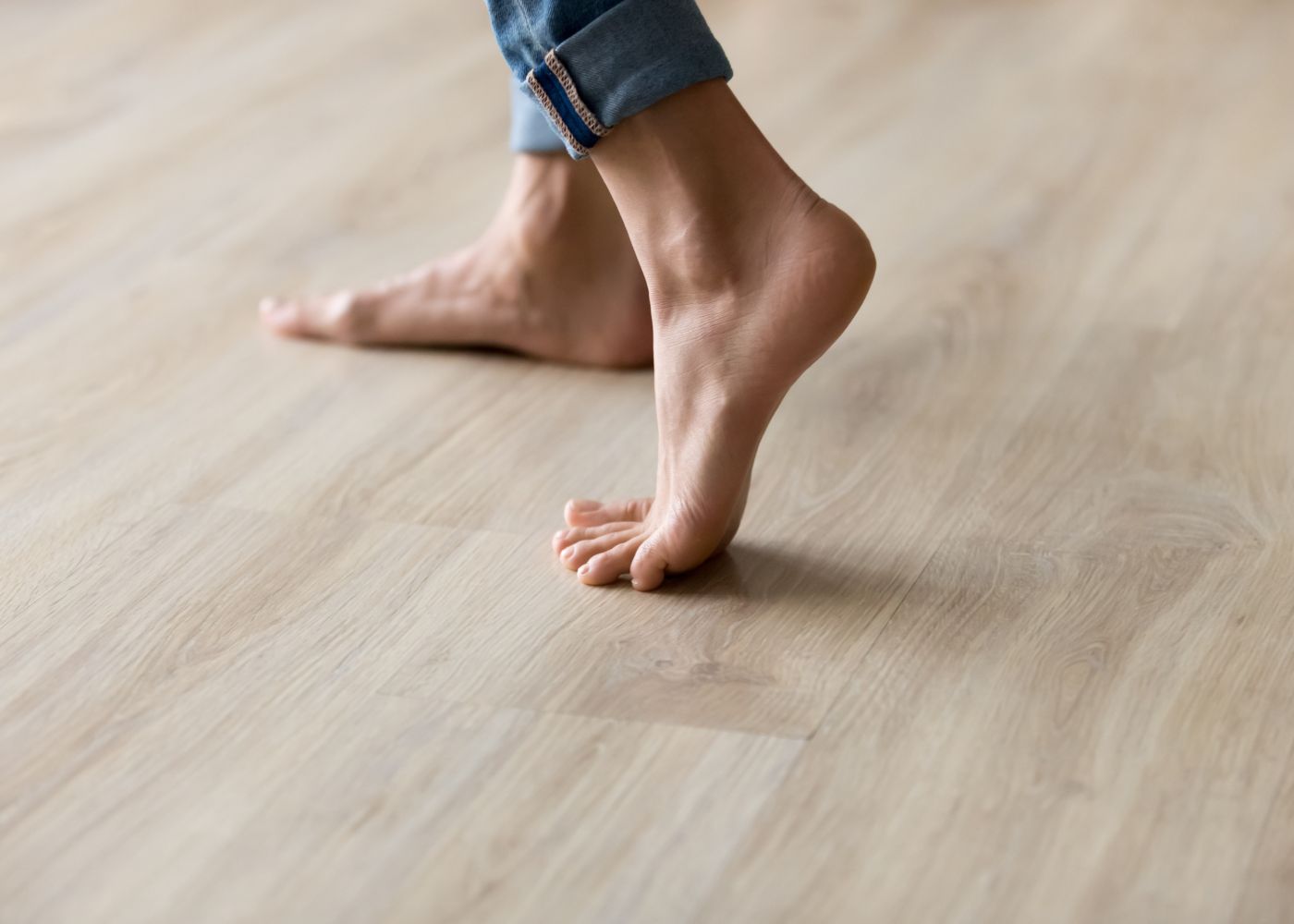 pessoa descalça a caminhar em pavimento flutuante de madeira