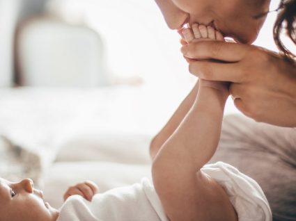 Como aliviar as cólicas do bebé: 11 dicas úteis