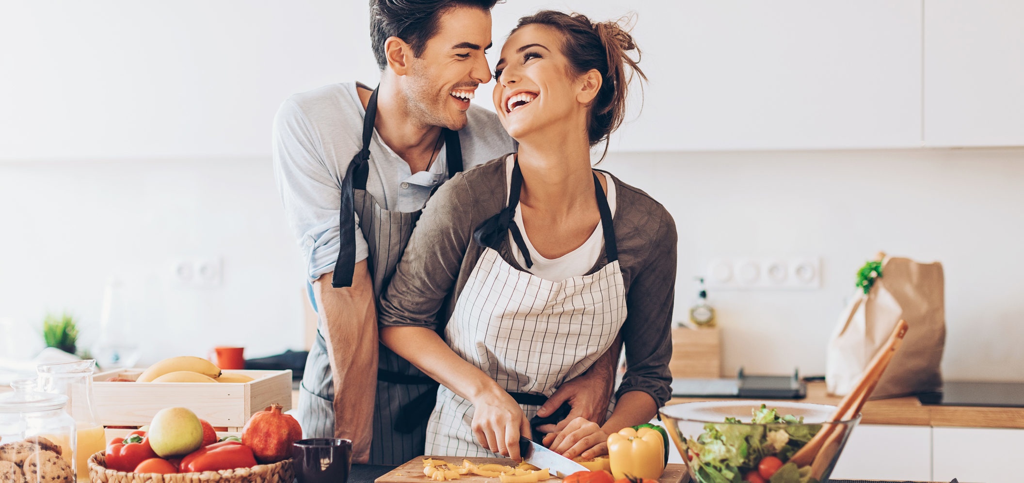 Заниматься с мужем на кухне. Совместное приготовление пищи. Счастливая пара на кухне. Муж и жена готовят. Пара готовит.