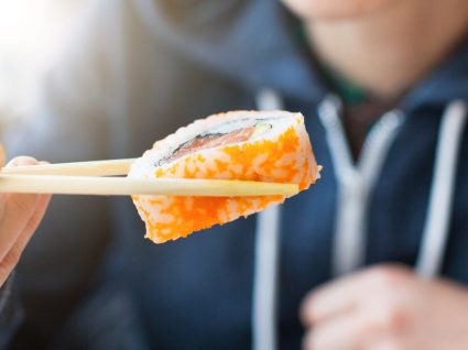 Acha que comer peixe cru faz mal? Veja receitas de sushi cozinhado