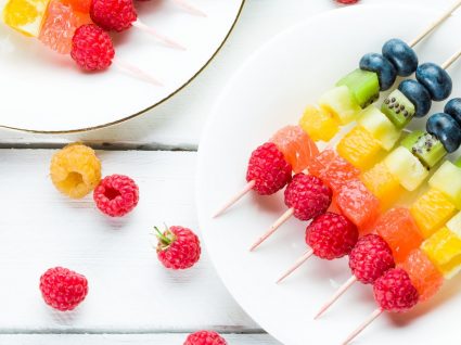 5 espetadas de fruta coloridas e cheias de vitaminas para o seu verão