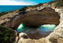 Encantos e mistérios: 8 grutas em Portugal para conhecer este verão