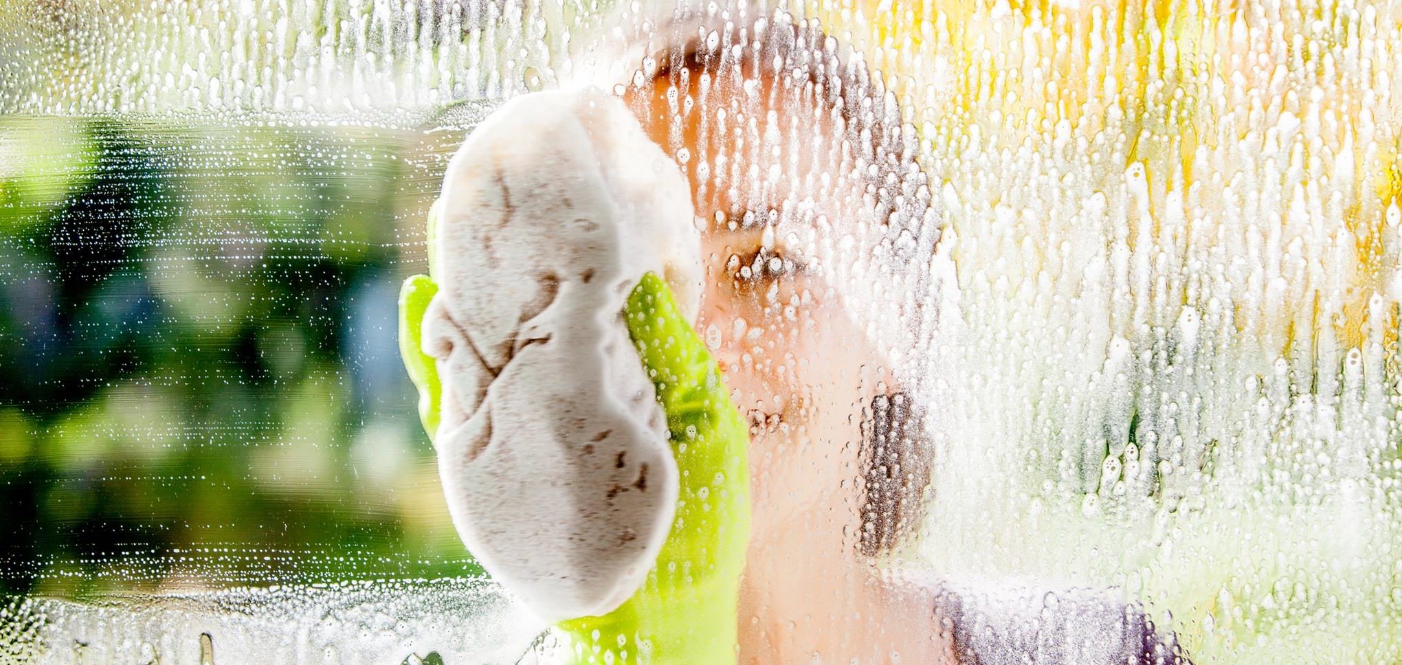 Como lavar janelas e estores de forma rápida e super eficaz