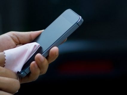 Como tirar riscos do telemóvel: 5 truques que tem de conhecer