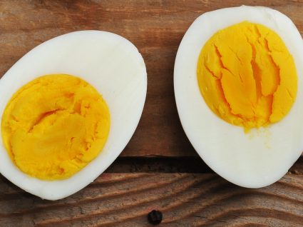 Como fazer ovo cozido: 3 maneiras simples e cuidados a ter