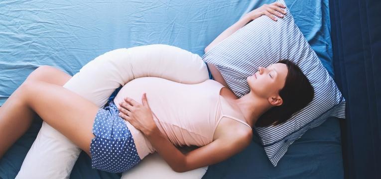 almofadas ajudam na melhor posição para uma grávida dormir
