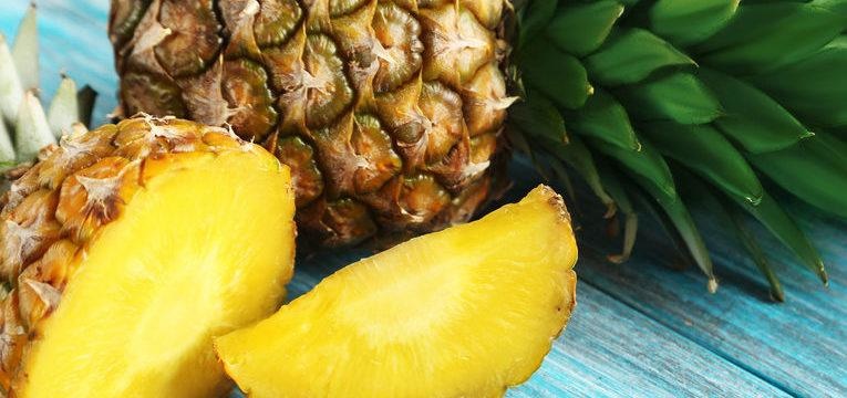 o ananás é uma das frutas saudáveis que deve comer