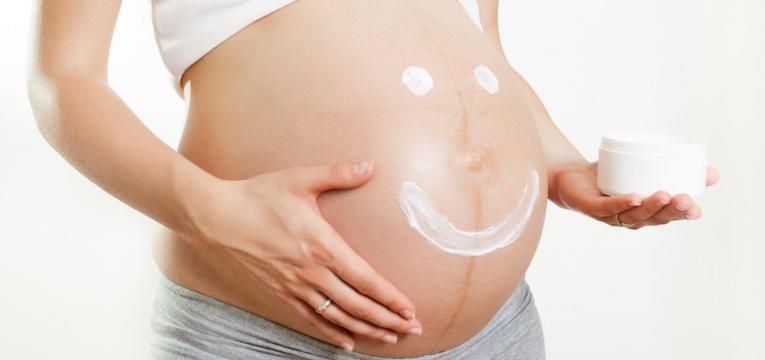 usar creme hidratante previne as estrias na gravidez