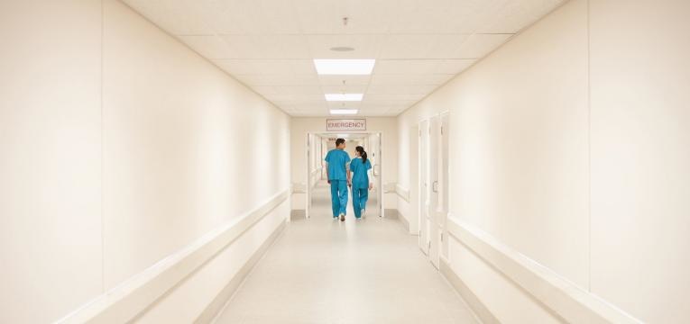 dois funcionários num corredor de hospital 
