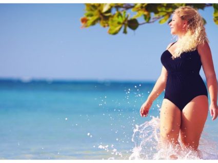 Praia para todas: 8 fatos de banho para mulheres com curvas
