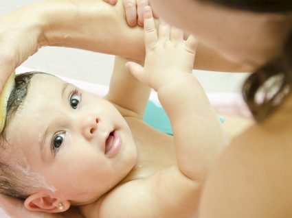 Hora do banho: como dar banho a um bebé