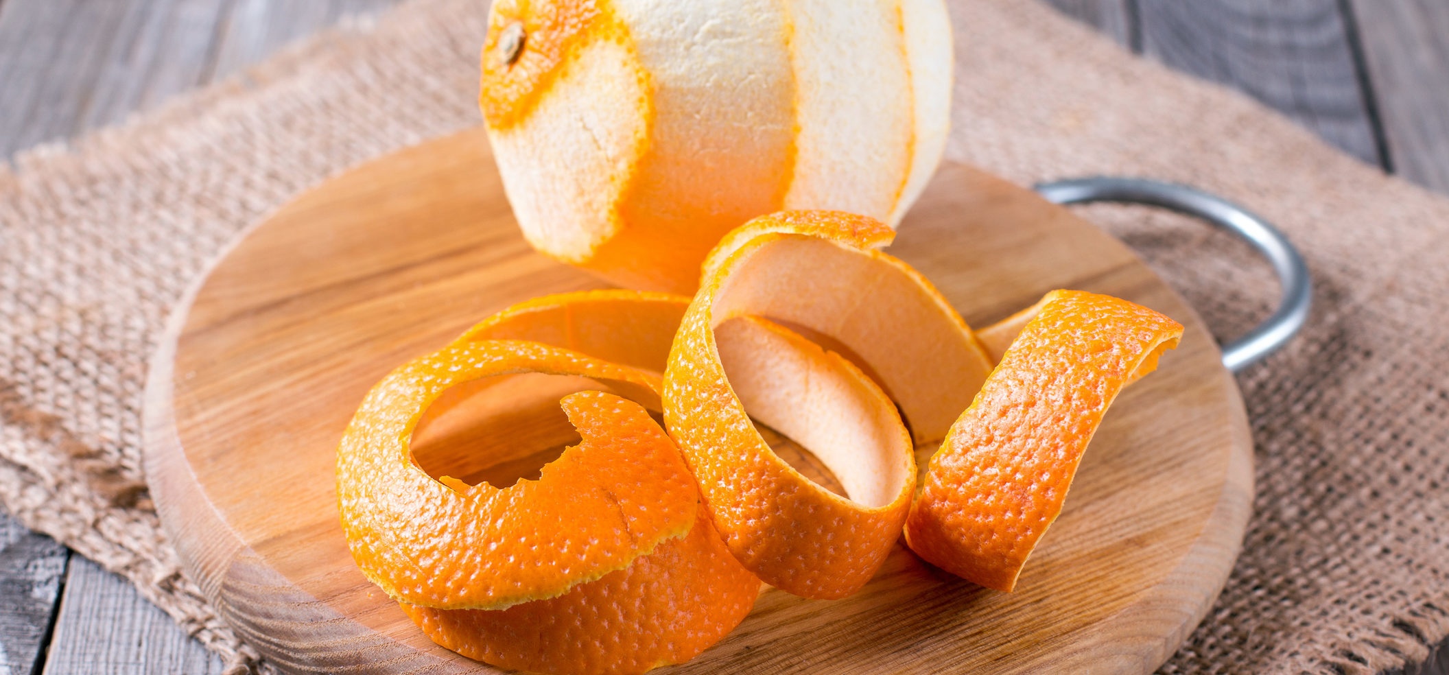 Ли есть кожуру мандарина. Кожура апельсина. Корка апельсина. Корка померанца. Десерт в апельсиновой кожуре.