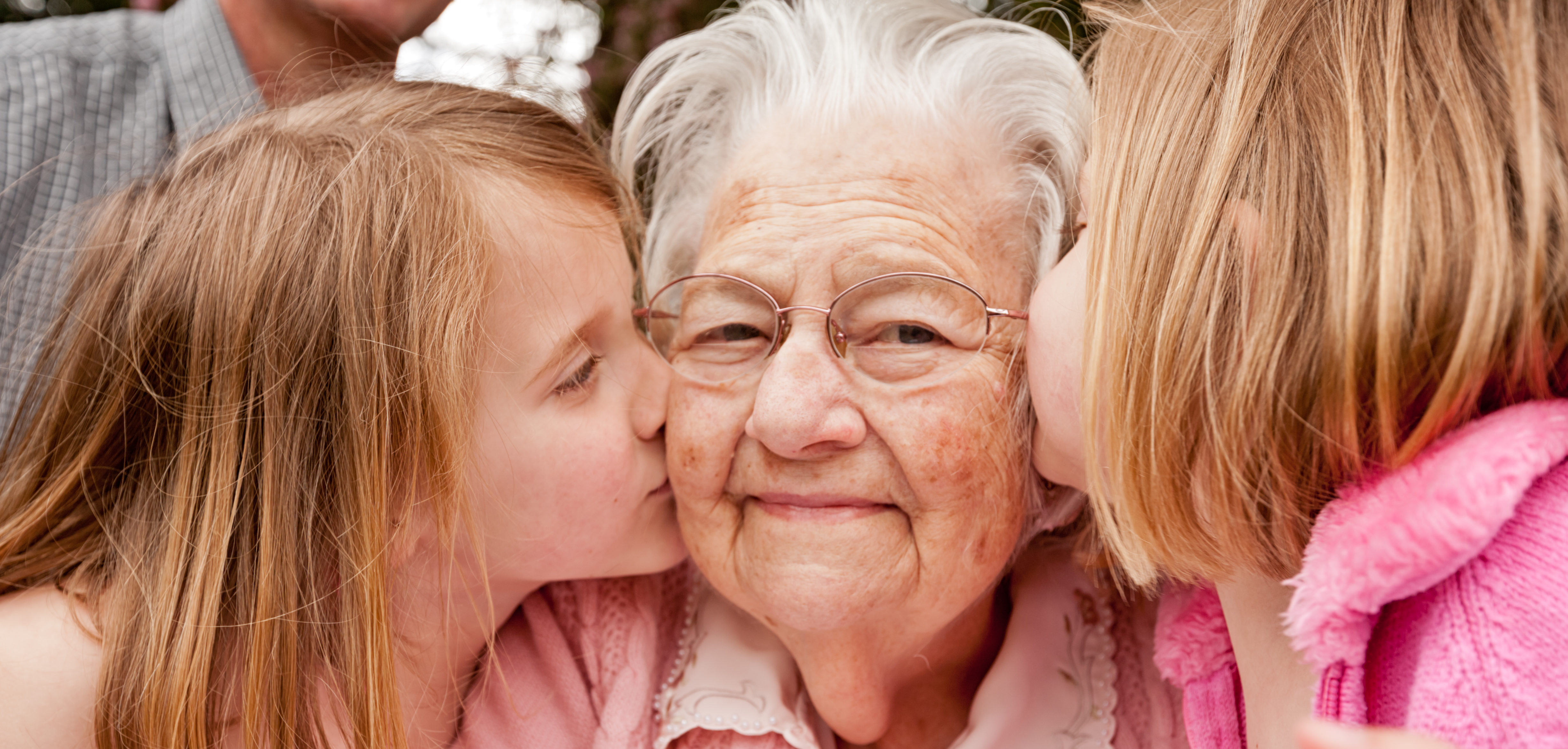 Бабушки хотят молодых. Пожилые и дети. Бабушка и внучка. Бабушка с внуками. Объятия с бабушкой.