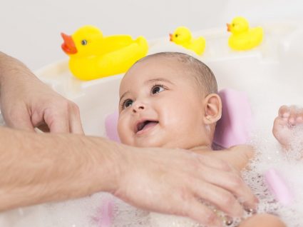 Como escolher a melhor banheira para o bebé