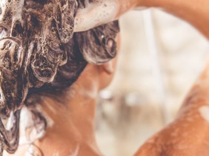 Aprenda a lavar o cabelo como uma mulher francesa