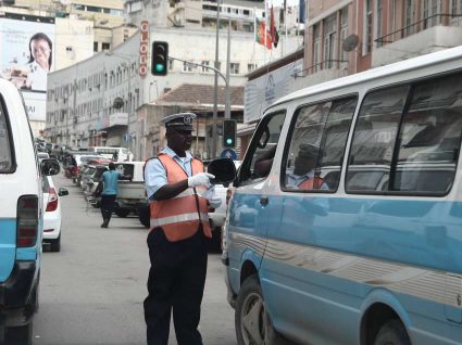 Carros angolanos obrigados a instalar matrícula digital