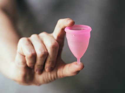 Copos menstruais: o que são, vantagens e desvantagens
