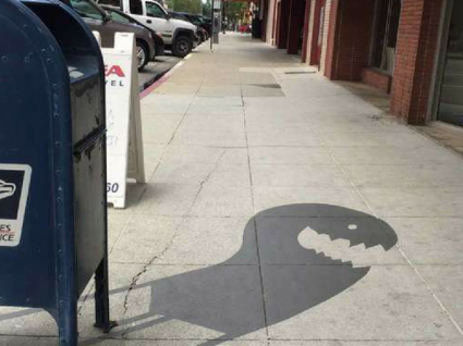 Artista de rua pinta sombras diferentes na Califórnia