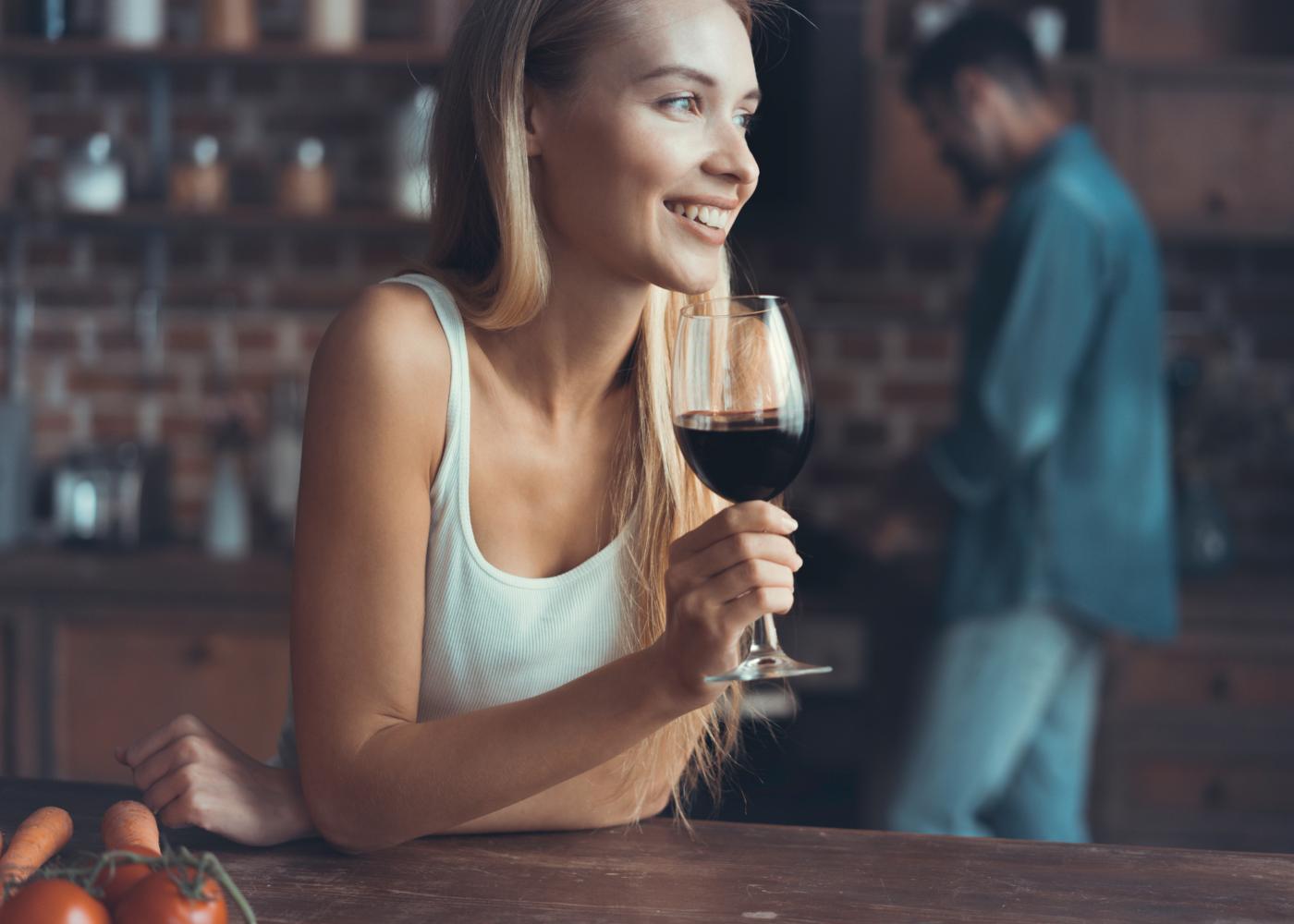 Mulher a beber copo de vinho