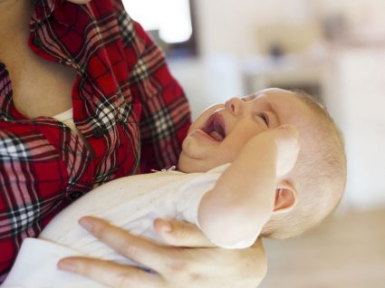 Mães perdem mais horas de sono que os pais