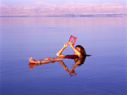Mulher a flutuar no Mar Morto