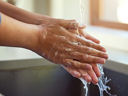 Não, molhar as mãos não é o mesmo que lavar as mãos