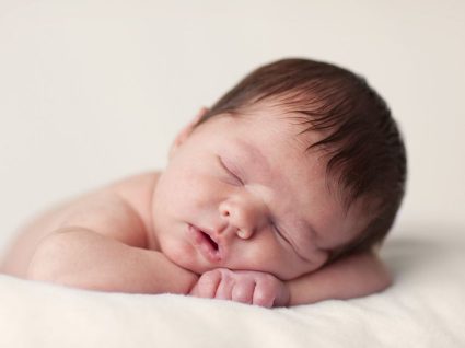 Bebés devem dormir com os pais durante o primeiro ano