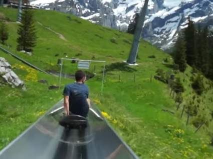 Este escorrega nos Alpes está a fazer as delícias dos viajantes