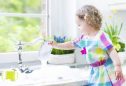 Tarefas domésticas para as crianças: a partir dos 2 anos, elas já podem ajudar