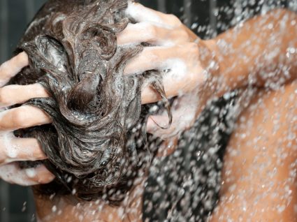 Com que frequência devemos lavar o cabelo?