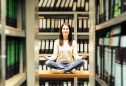 Yoga no trabalho: 5 posições para melhorar a sua saúde