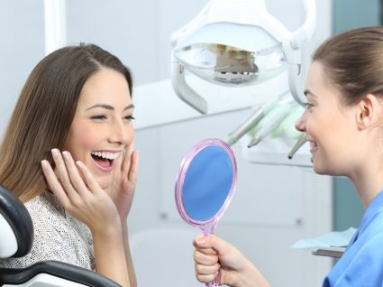 paciente a checar os resultados da faceta dentária