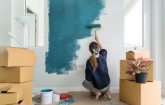 mulher a pintar uma parede