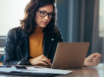 mulher no computador a definir objetivos profissionais a curto e longo prazo