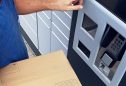 carteira deposita encomenda num cacifo automático