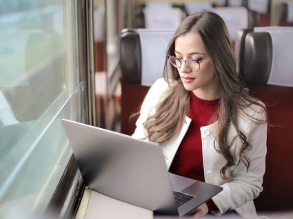 mulher a trabalhar no computador enquanto viagem de comboio