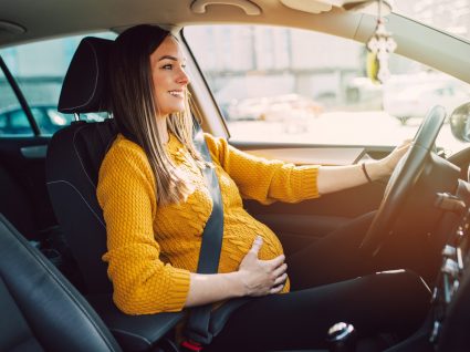 mulher gravida a conduzir
