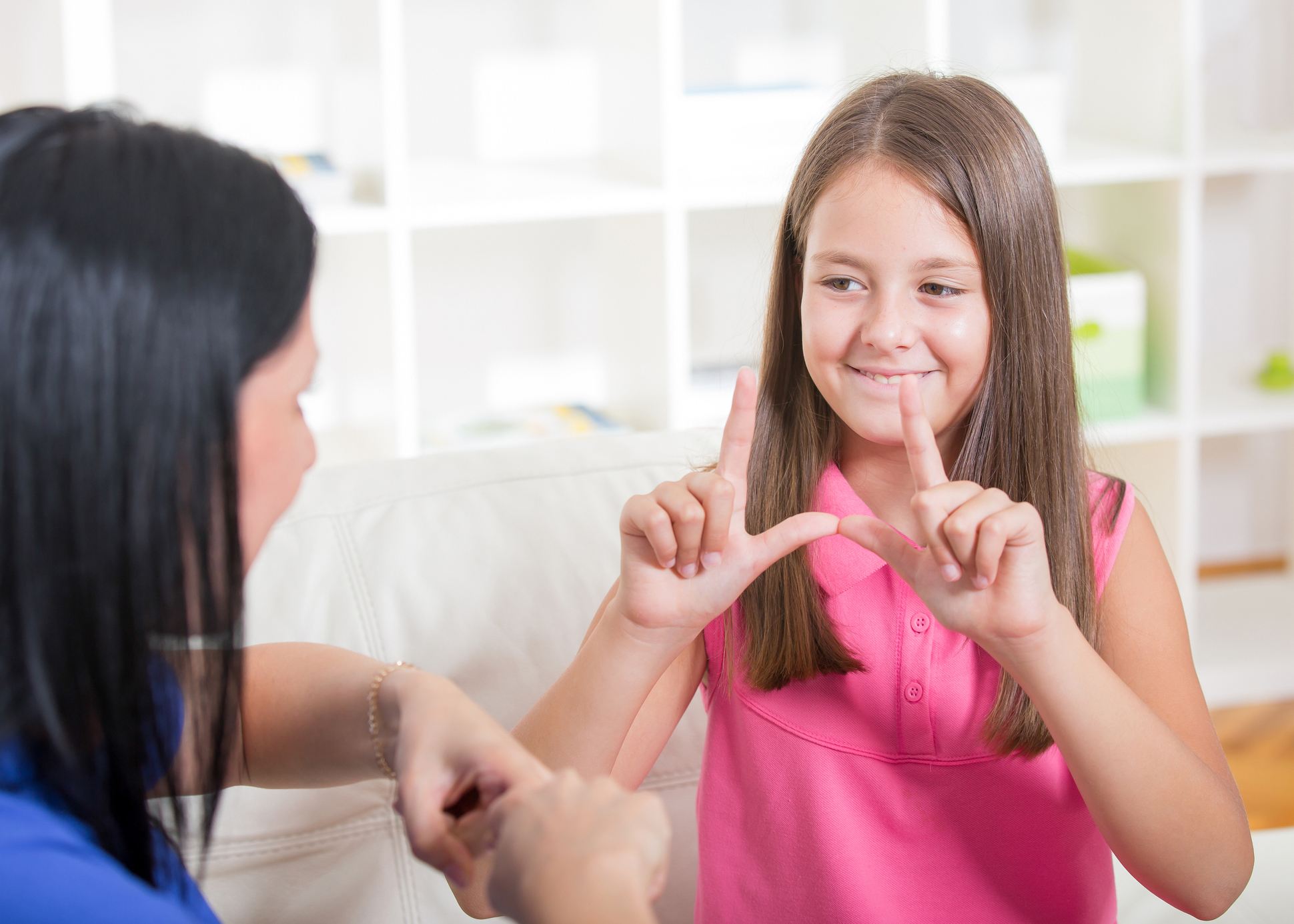 criança aprende língua gestual