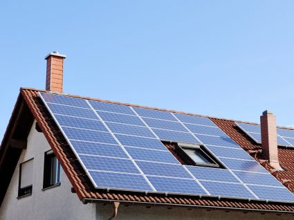 Painéis solares em telhado