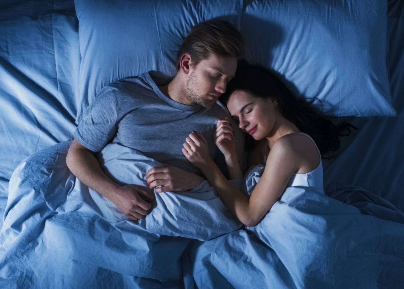 Casal com rotinas de sono saudáveis
